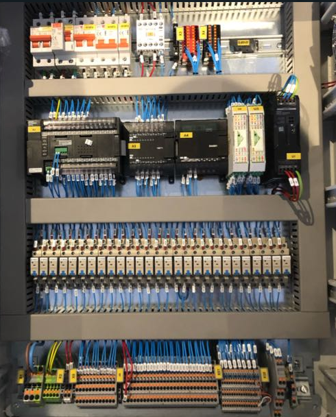 Cuadro de control y gestión de cargas eléctricas en villa KNX