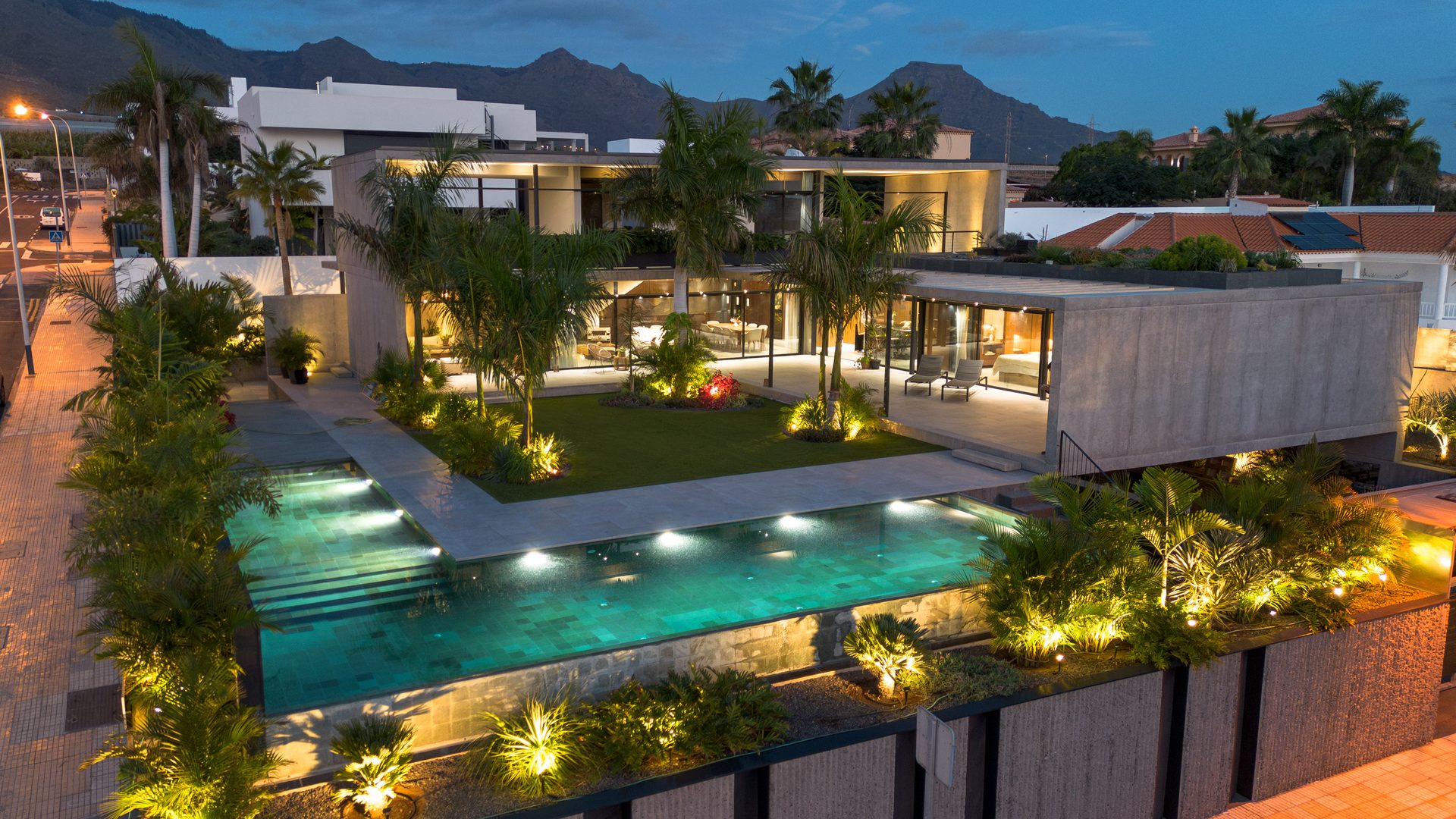 Vista aérea de Villa Bali al atardecer: parcela, jardín, piscina e iluminación exterior, Costa Adeje