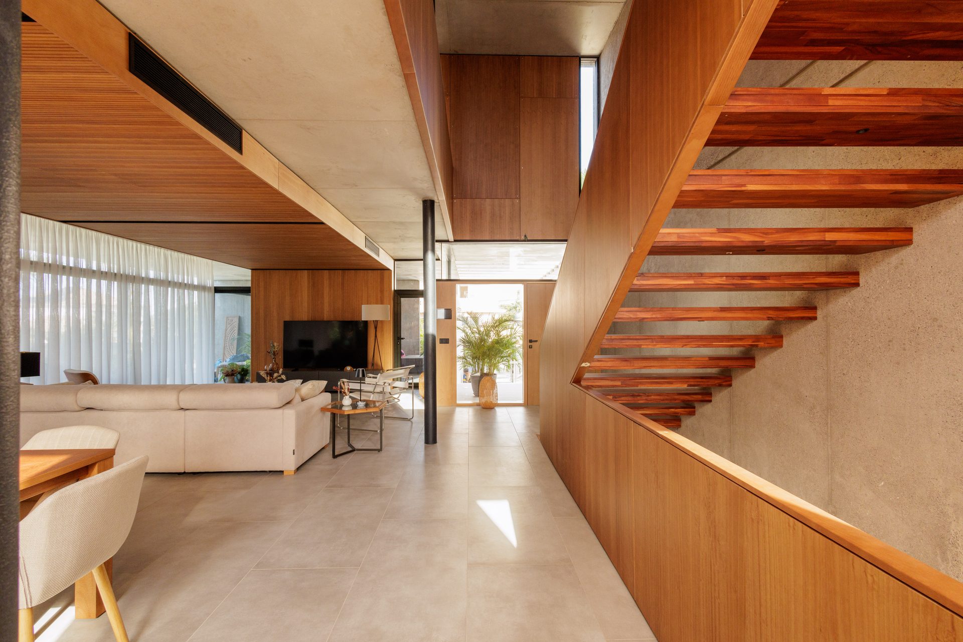 Escalera de peldaños volados de madera junto al salón de Villa Bali, Costa Adeje