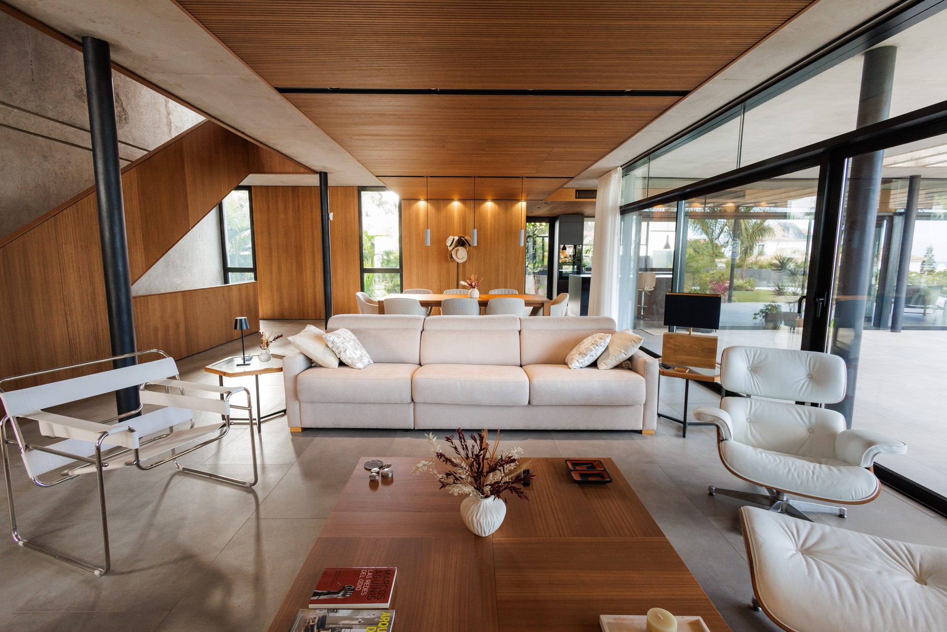 Salón de Villa Bali con sofás claros, techo de madera y ventanales al jardín